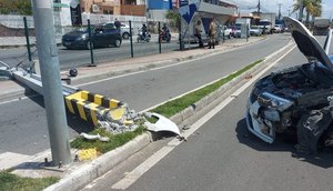 Motorista fica ferido após colidir com poste na Zona Sul de Aracaju; VÍDEO