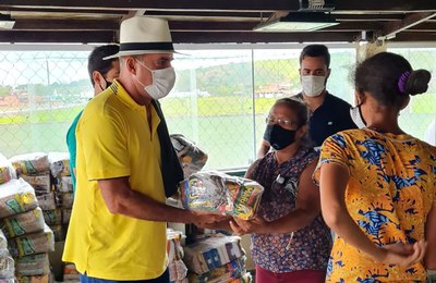 Jogo de futebol beneficente distribui 340 cestas básicas em Capela