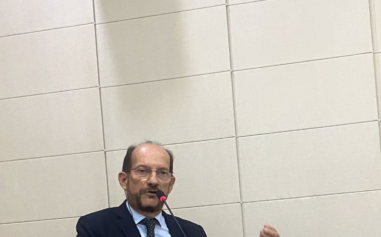 Vereador Cleber Costa apresenta comendas em plenário da Câmara Municipal de Maceió