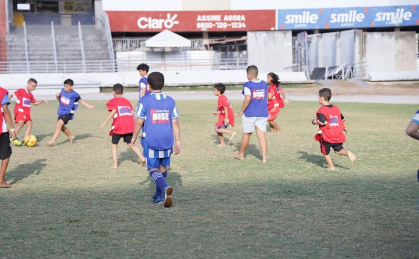 Mês da Criança: Atividade reuniu grupo de crianças e familiares para uma série de atividades no Estádio Rei Pelé