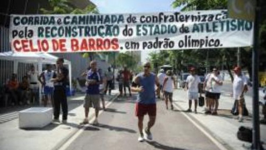 Movimento Sem-Teto do Atletismo pede reconstrução do Célio de Barros