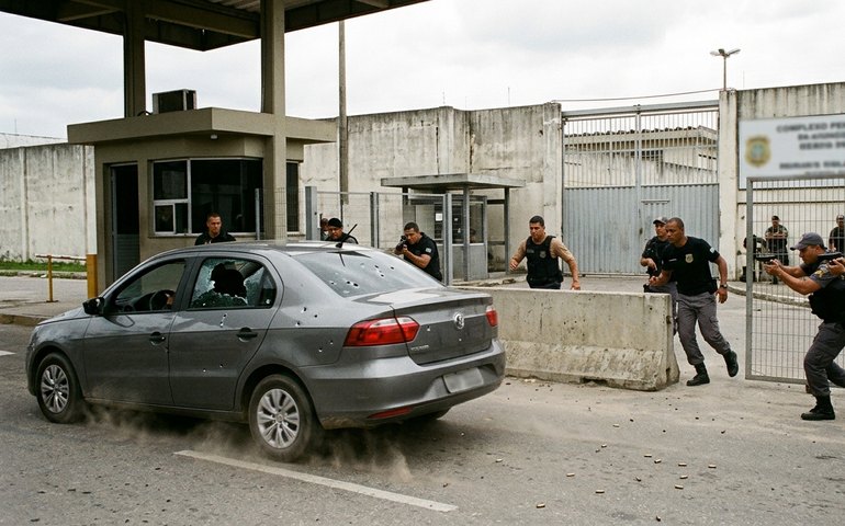 Policial penal foge de revista em Gericinó e agentes disparam contra veículo
