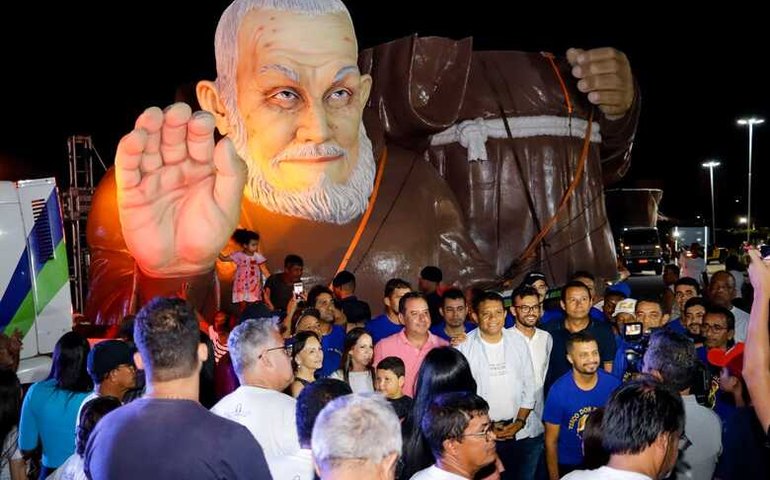 Fieis se emocionam com imagem de Frei Damião que está sendo transportada para Canafístula em Palmeira dos Índios
