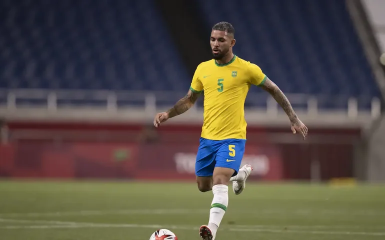 Comemoração de família de Douglas Luiz por convocação de  viraliza; veja vídeo