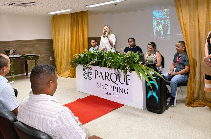 Colaboradores do Parque Shopping concluem curso de Libras