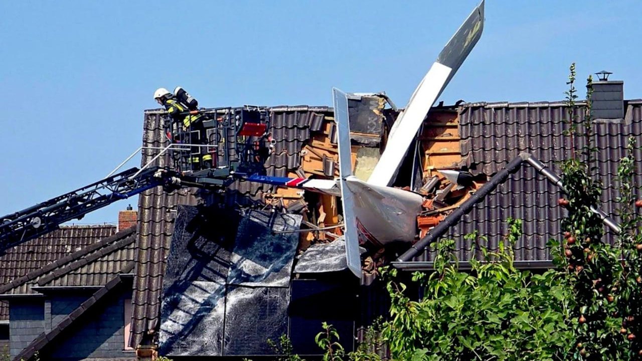 Avião de pequeno porte cai sobre casa no norte da Alemanha e deixa ao menos 1 morto