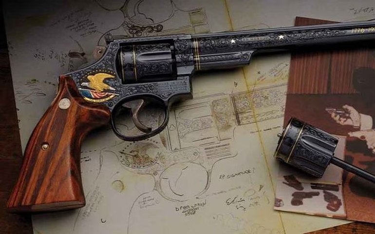 Conheça a história por trás do revólver de Elvis Presley; objeto vai a leilão