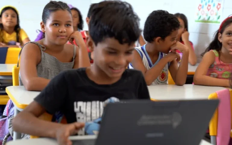 Com avanço acelerado na conectividade, Brasil supera marca de 100 mil escolas públicas com internet gratuita e de qualidade