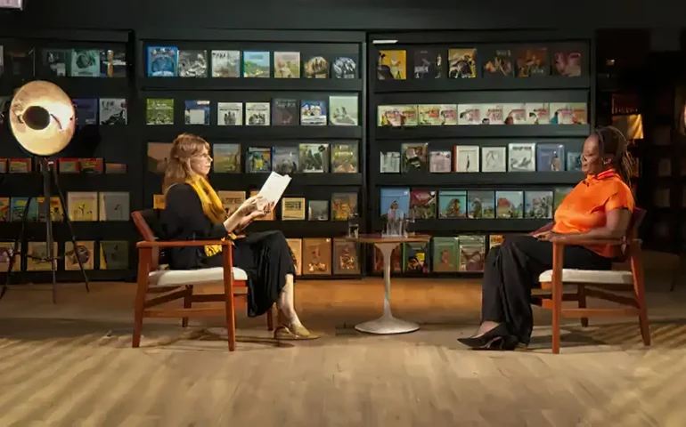 Trilha de Letras, da TV Brasil, tem bate-papo com Luciana Hidalgo