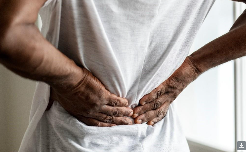 Dor nas costas pode ser sinal de alerta: urologista explica como identificar uma crise renal