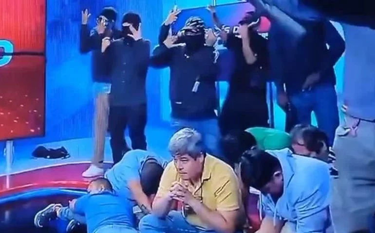 Homens armados invadem transmissão ao vivo de emissora pública no Equador