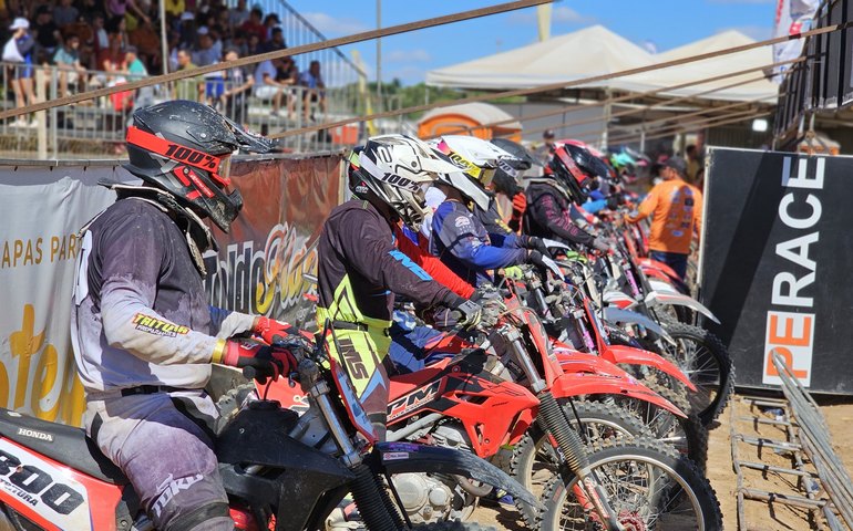 Adrenalina: Viva Motocross reúne mais de 15 mil espectadores na arena montada no Lago da Perucaba