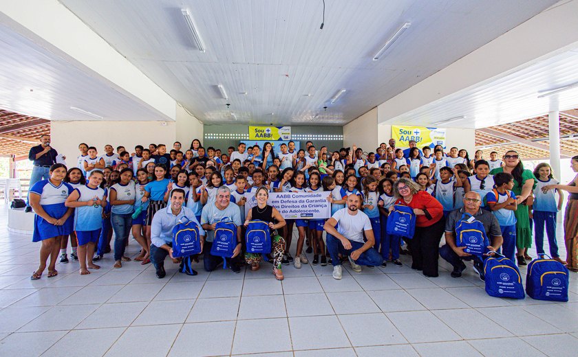 Centenas de estudantes do contraturno recebem kits esportivos