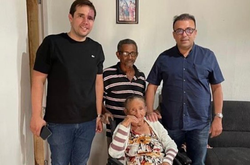Ação social: prefeito Theobaldo Cintra e vice Leopoldo Amaral entregam cadeiras de rodas em Major