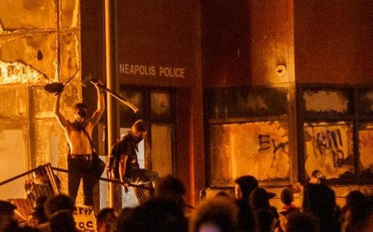 EUA: manifestantes põem fogo em delegacia em protesto por assassinato de negro