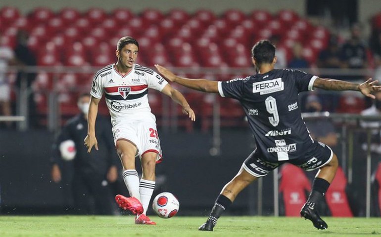 São Paulo supera o Água Santa com reservas no Paulistão em noite de arbitragem controversa