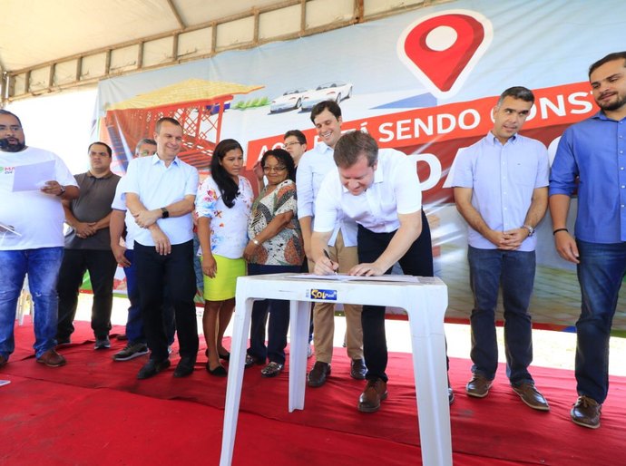 Marx assina ordem de serviço para construir Drive da Cocada em Marechal