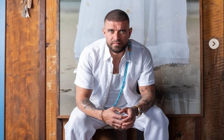 Diogo Nogueira prepara drinque e celebra Natal em família após término com Paolla Oliveira