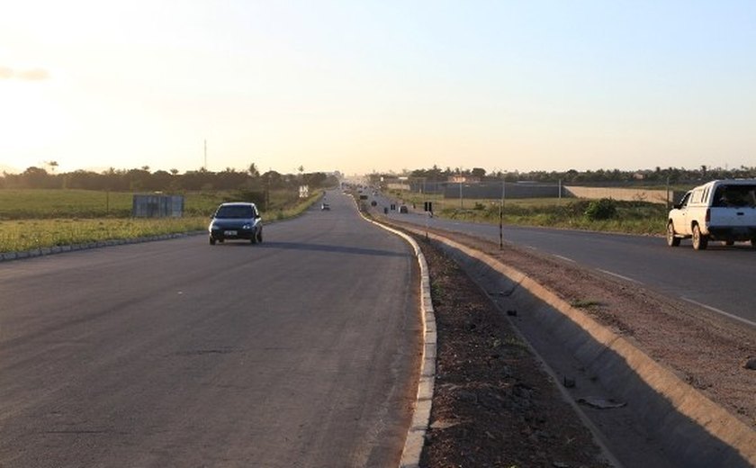 Governador visita obra de recuperação da Rodovia AL-220 no Sertão