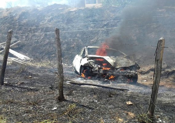 Carro bate em poste e pega fogo durante acidente na BR-316 em Atalaia