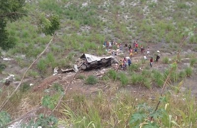 Colisão entre caminhões deixa morto e feridos na BR-104