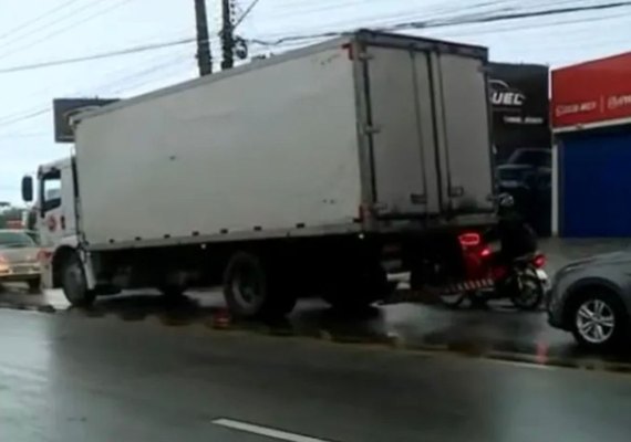 Casal morre após colisão entre moto e caminhão baú durante chuva forte em Maceió