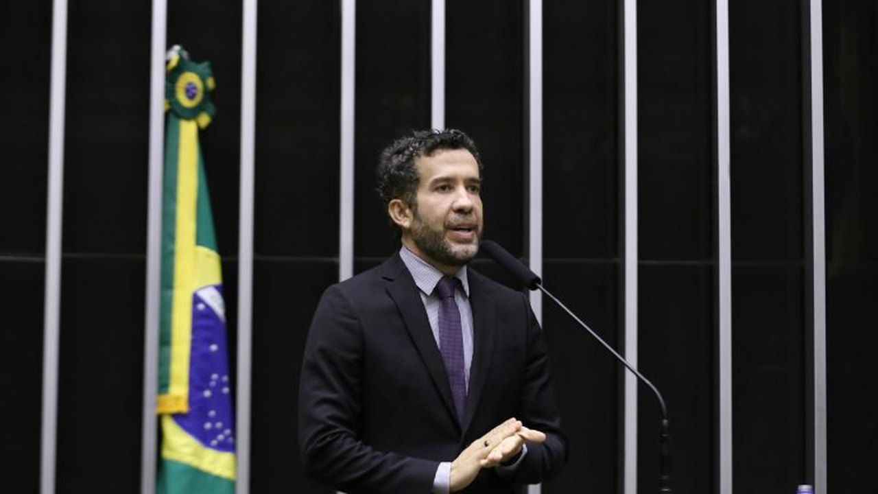 Janones: Transporte coletivo voltou ao normal em Salvador; é de graça