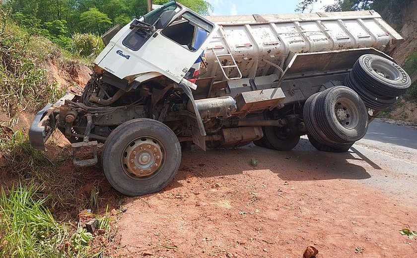 Acidente deixa motorista de caminhão ferido na AL-105, em Maceió