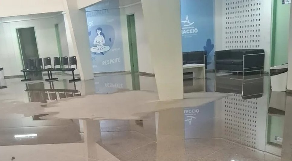 CAPS Dr. Rostan Silvestre ficou alagado após criminosos furtarem torneiras da unidade / Foto: Reprodução
