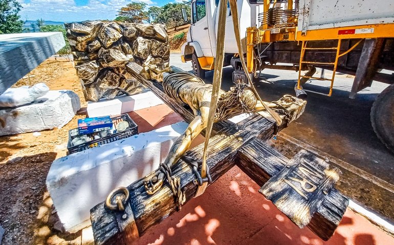 Prefeita Luísa Duarte recebe novas esculturas da Via Sacra para a Serra do Goití