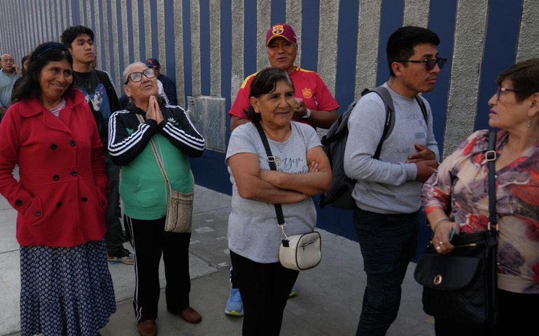 Peruanos vão às urnas em eleição presidencial marcada por críticas e grande participação