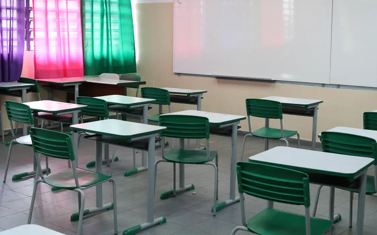 Mãe de aluno é atingida dentro de escola durante tiroteio no Rio