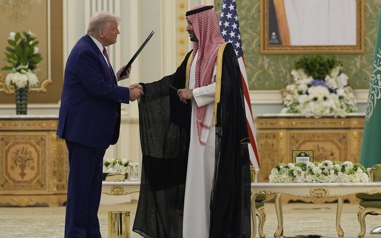 Trump garante acordo de US$ 600 bilhões com Arábia Saudita e diz que vai suspender sanções à Síria