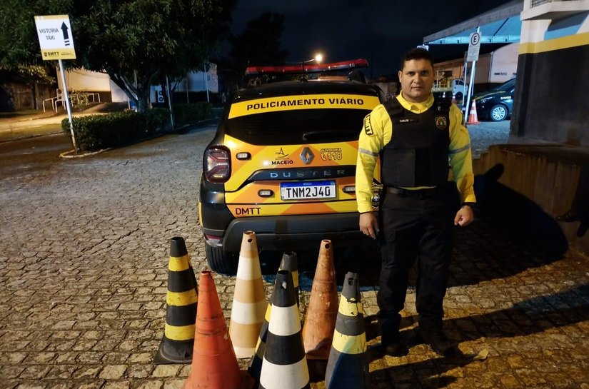 DMTT recolhe cones usados irregularmente para guardar vagas no Farol