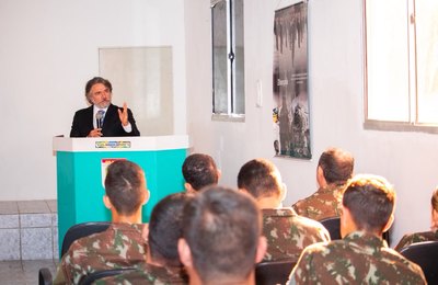 Desembargador Rosmar Antonni ministra palestra sobre crimes eleitorais para integrantes do Exército
