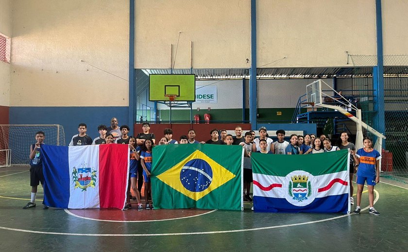 Estudantes de escolas municipais participam da etapa basquete do Vivenciando o Esporte