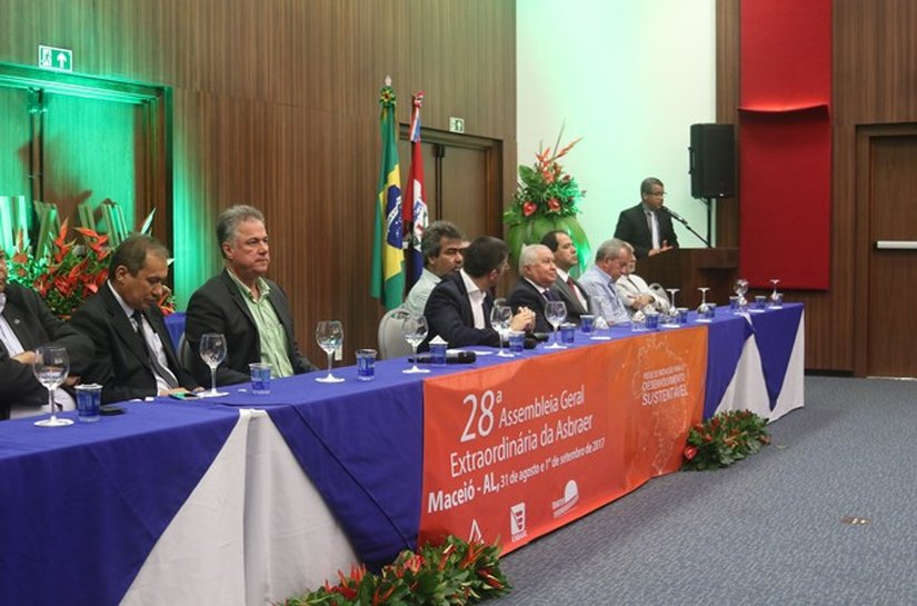 Presidente da Asbraer reconhece trabalho do vice-presidente da AMA