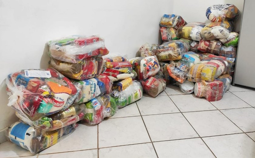 Prefeitura distribui cestas básicas para guias de turismo de Maceió