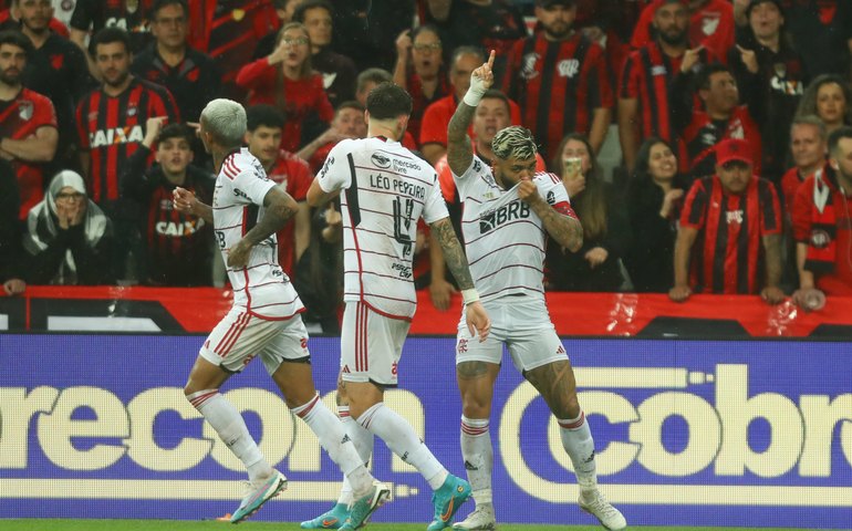 Flamengo suporta pressão do Athletico-PR, ganha novamente e avança para semifinais