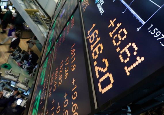 Bolsas de NY fecham em alta, com dados positivos e balanços no radar