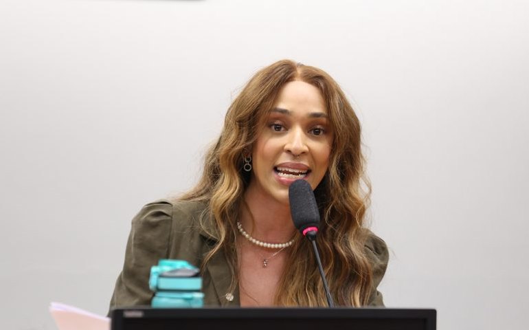 Erika Hilton emprega 2 maquiadores no gabinete e se defende: 'LGBTs com formação profissional'