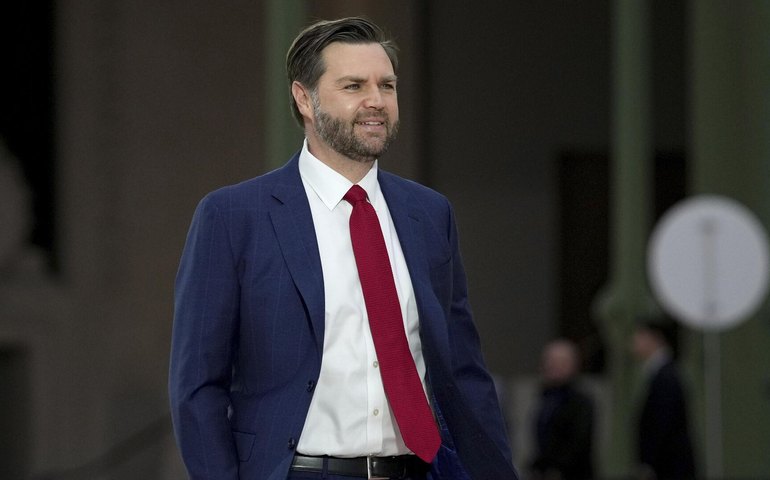 'EUA dependem de potências estrangeiras adversárias para produzir certos bens', diz Vance