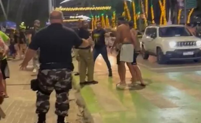 Briga em frente a bar na orla de Ponta Verde
