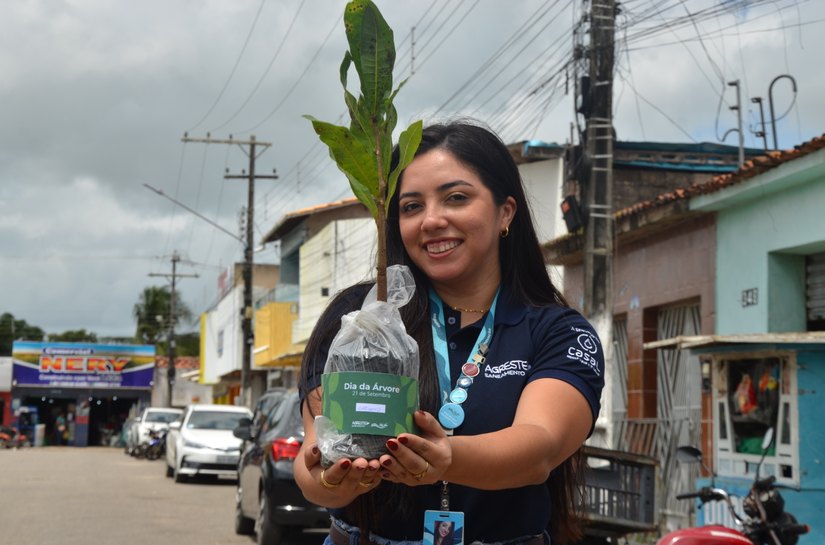Agreste Saneamento celebra o Dia da Árvore com entrega de mudas frutíferas no município de Campo Grande