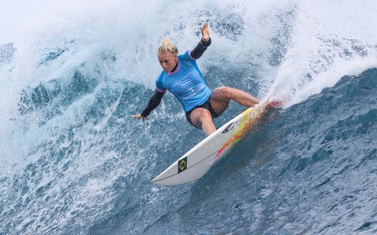 Jogos de Paris: Tati Weston-Webb fica com prata no surfe feminino