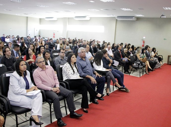 Emoção de familiares marca solenidade de juramento dos novos advogados