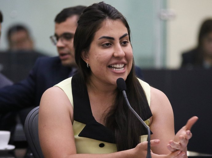 Gabi Gonçalves agradece aprovação de projetos para homenagear empreendedoras
