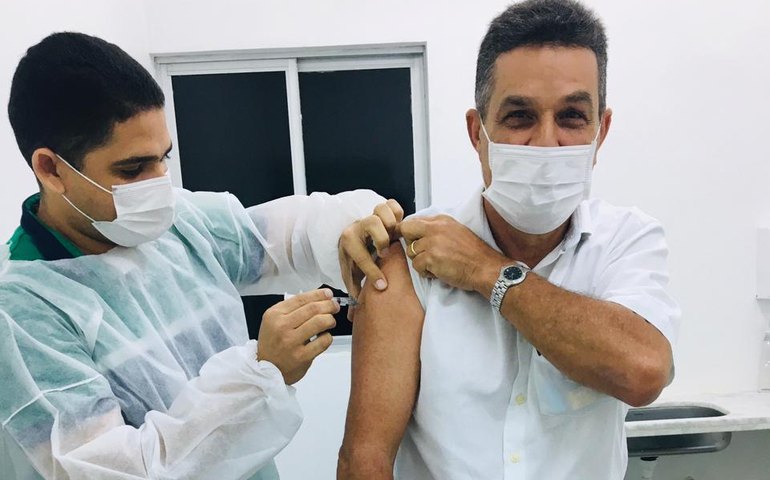 Covid-19: Prefeito de Branquinha recebe 2ª dose e reforça importância de completar o ciclo vacinal