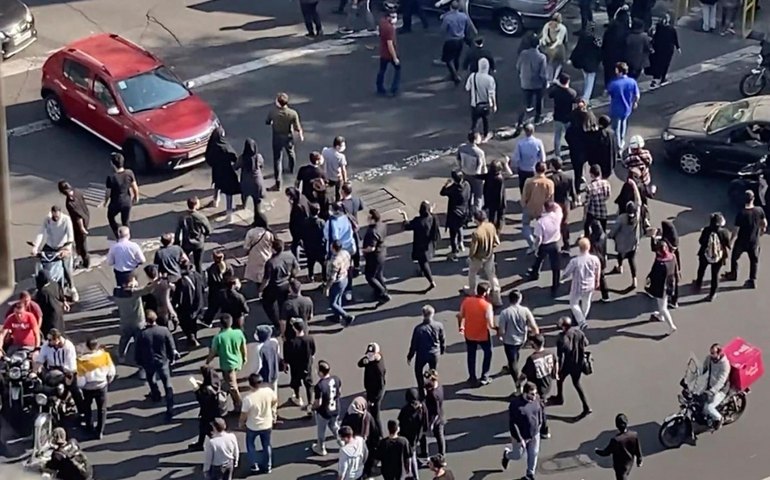 Homem armado ataca mesquita xiita no Irã e deixa 15 pessoas mortas