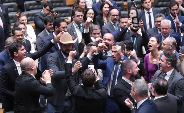Oposição comemora aprovação do chamado PL da Dosimetria em dezembro de 2025 no Plenário da Câmara, sob protesto de deputados governistas